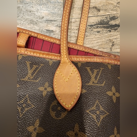 Louis Vuitton Neverfull MM Red Interior 
❤️ - Picture 7 of 16